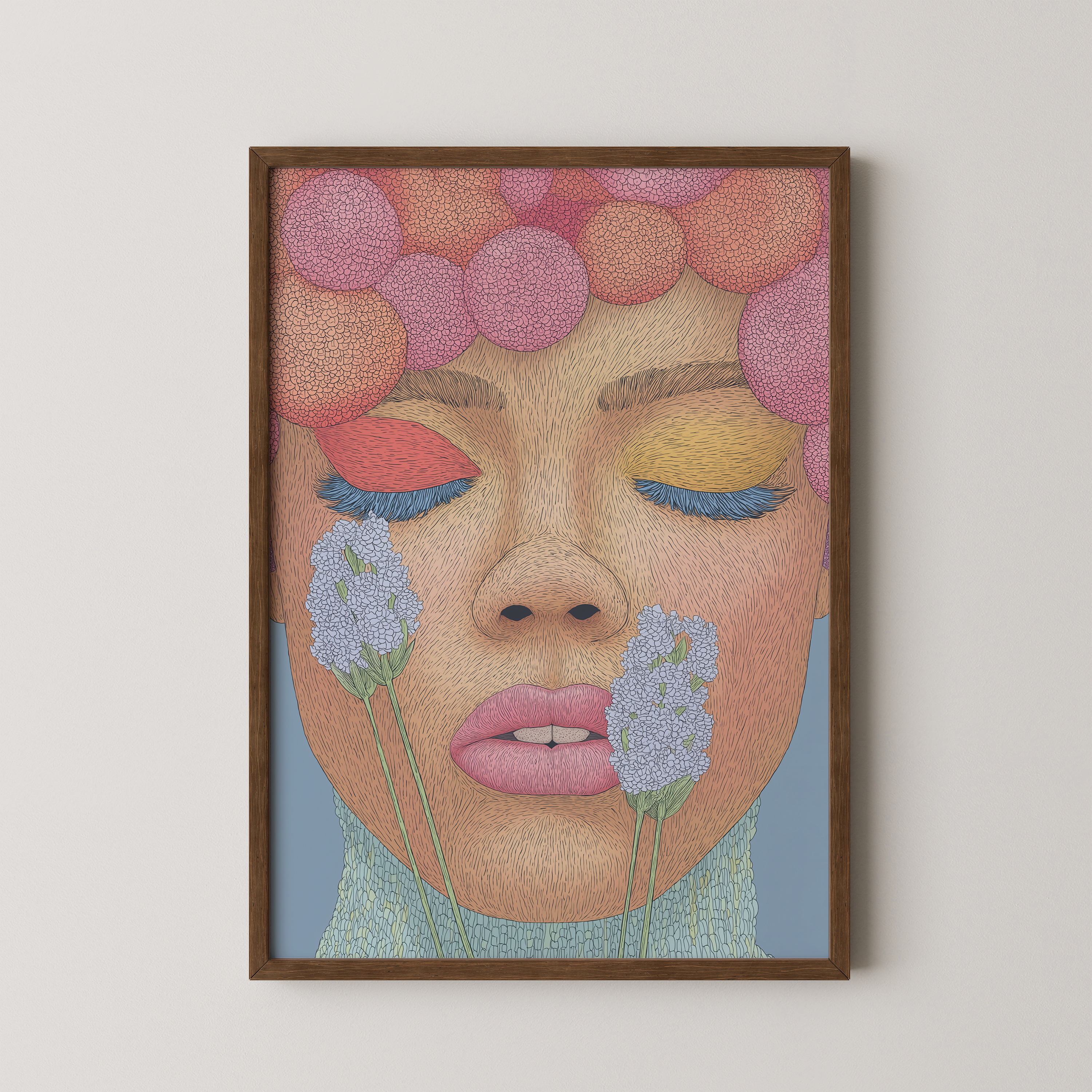 יצירה אמנותית של פני אישה בעיניים עצומות עם פרחים בגווני ורוד ואפרסק, ממוסגרת ותלויה בסלון בגוונים טבעיים