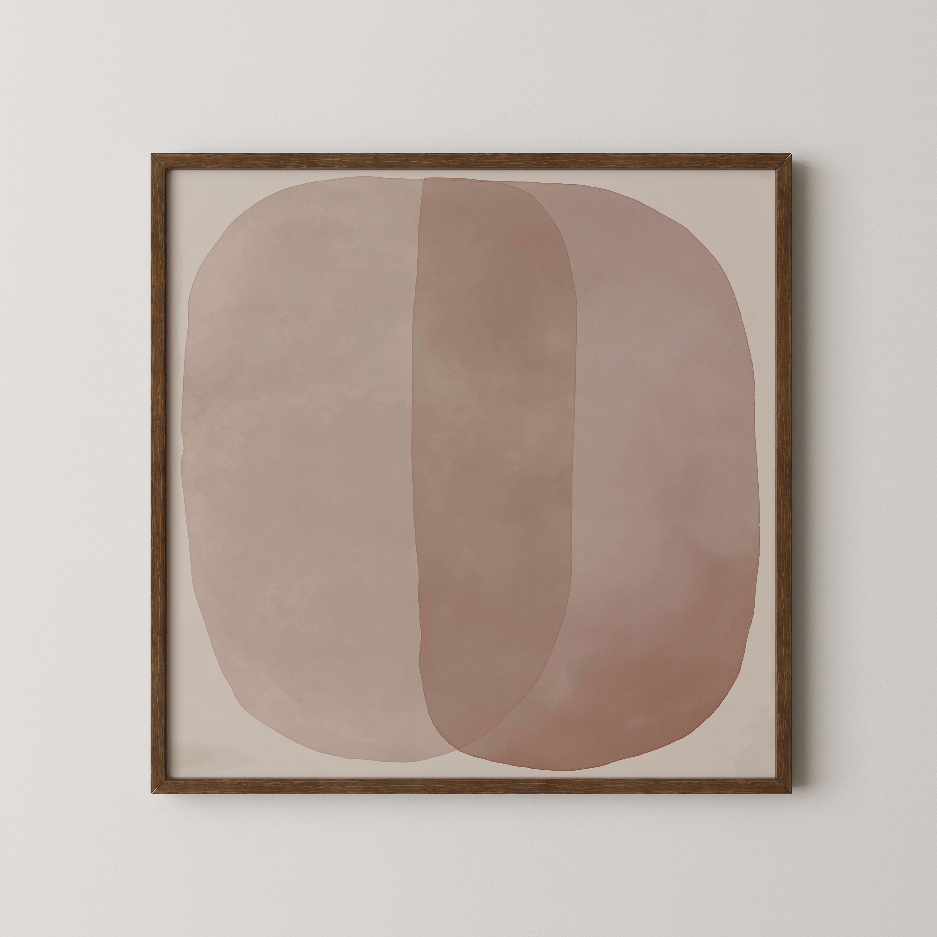 יצירת קיר מופשטת בגווני חול וטרקוטה עם שתי צורות אורגניות רחבות המשתלבות זו בזו