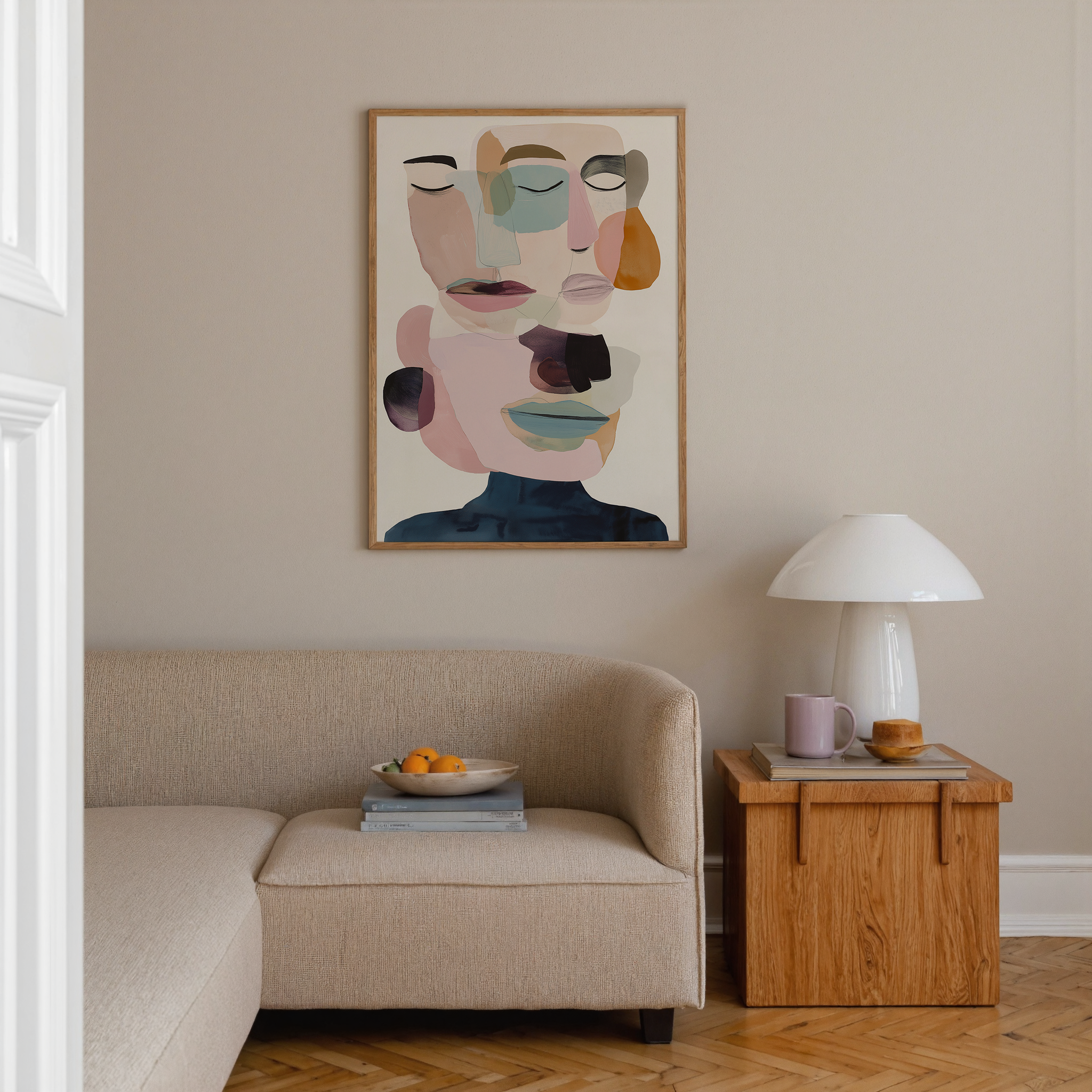 יצירת אמנות מופשטת של דמות נשית משכבות פנים וצבעים רכים בגווני ניוד, ורוד וכחול, תלויה בסלון מודרני