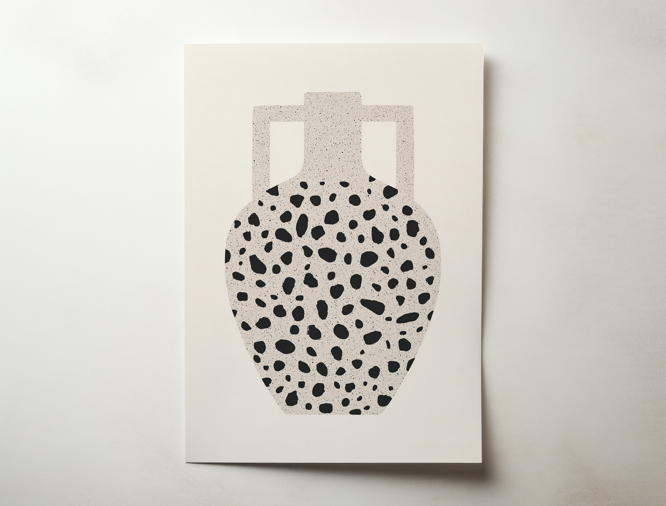 יצירה מינימליסטית בהשראת טרצו בצבעי שחור ולבן על רקע ניטרלי