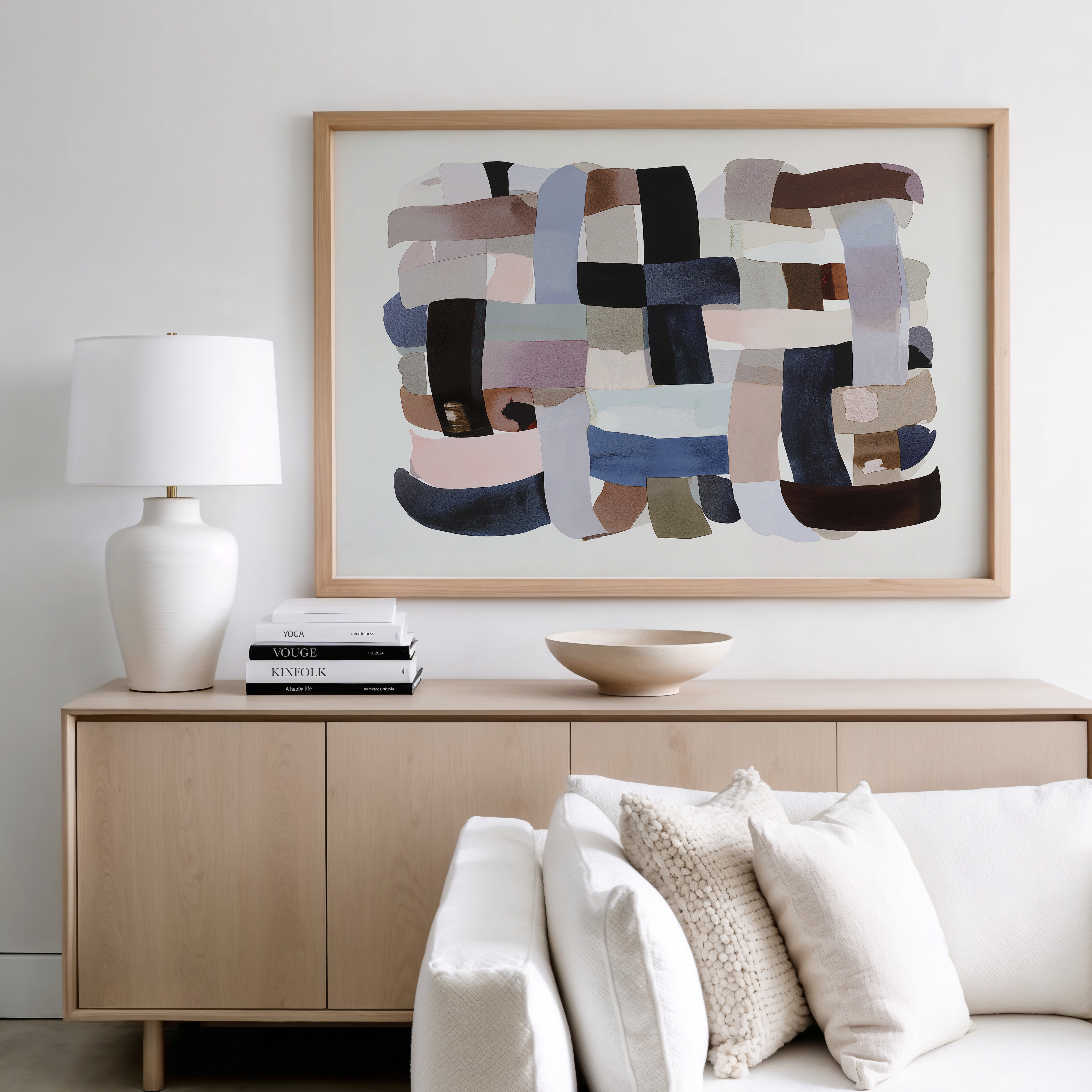 יצירת אמנות מופשטת בשם RAVENO עם משיכות צבע רחבות בגווני כחול, ורוד, חום ושחור בסגנון מודרני.