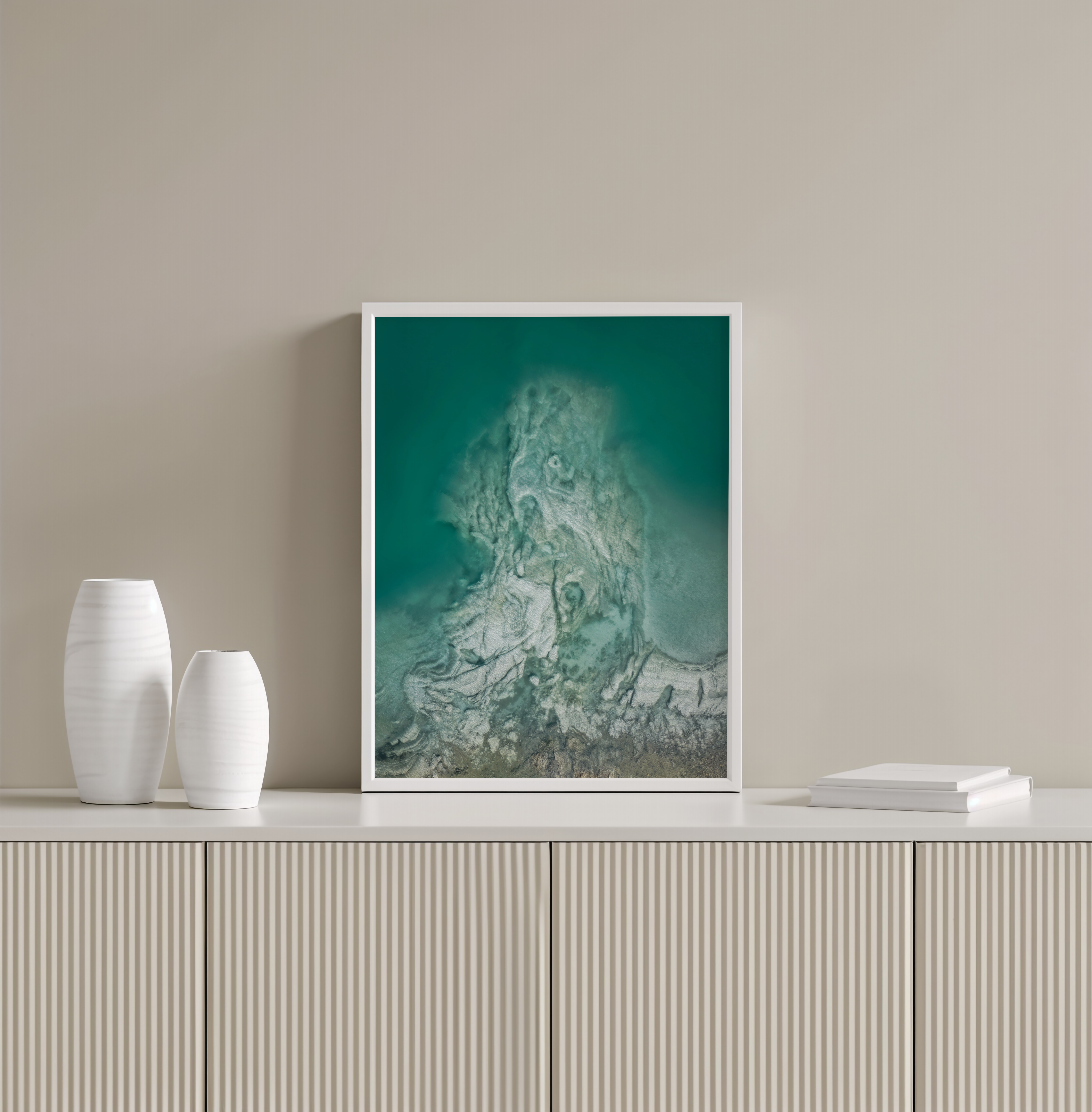 לב המים מאת חן כליפה לוי – צילום אווירי של תצורת מינרלים לבנה בתוך מי ים המלח בגוון טורקיז, אזור אבנת.