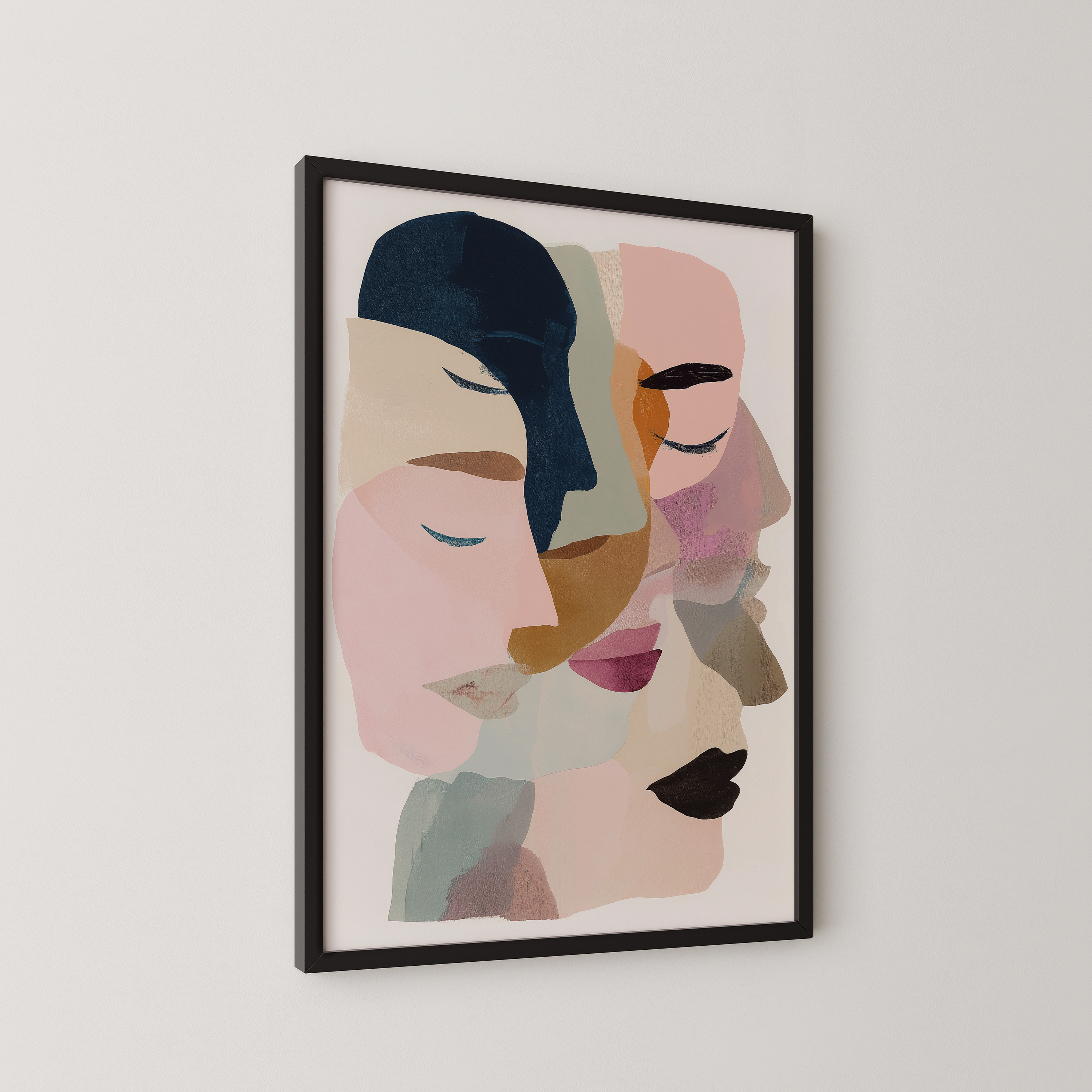 הדפס אמנותי מופשט של דמות נשית בסגנון מודרני, שכבות צבע רכות בגווני ניוד, ורוד וכחול, ממוסגר ותלוי בסלון מינימליסטי