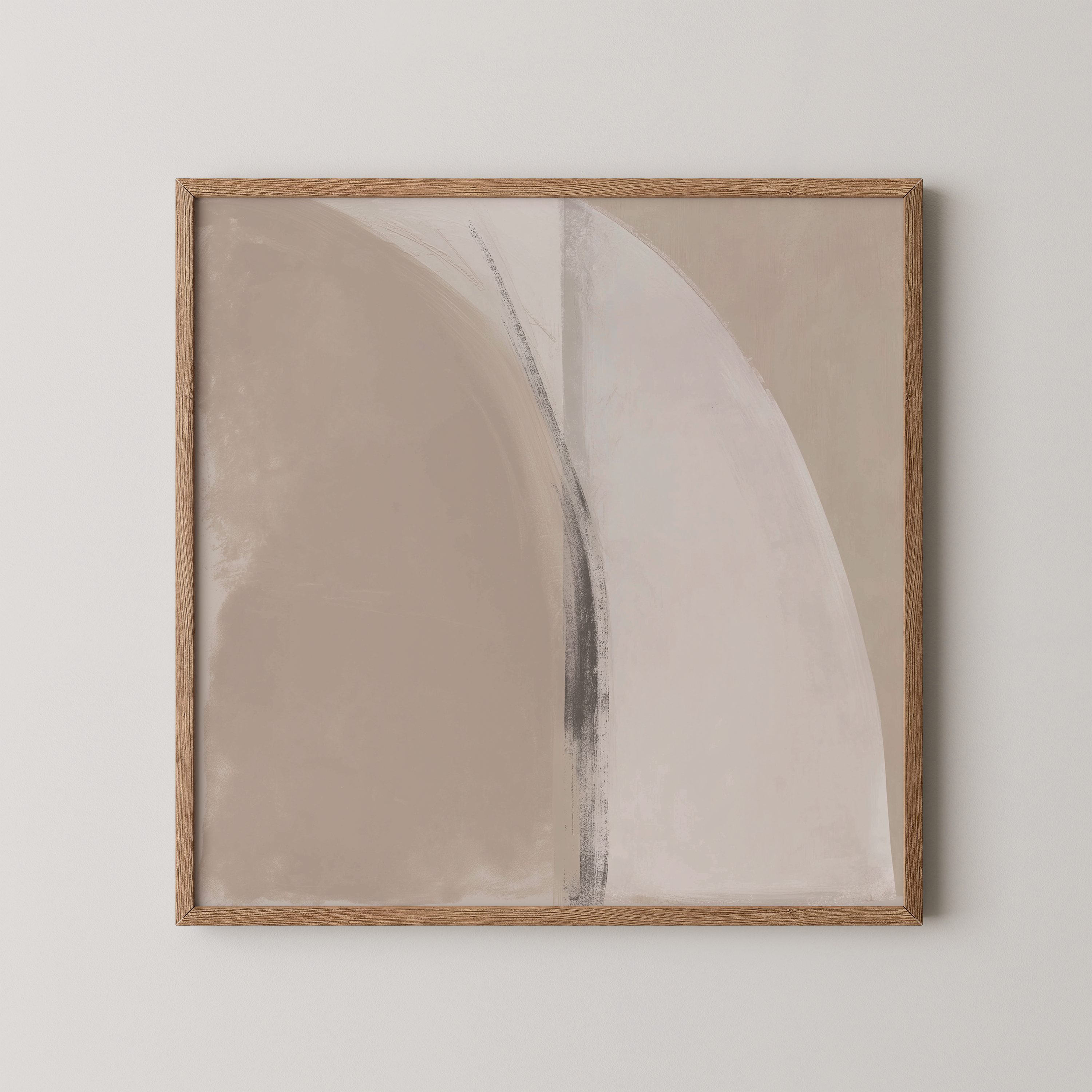 יצירת קיר מופשטת בגווני חול ושמנת עם צורות קשתיות רכות וקו אנכי עדין במרכז