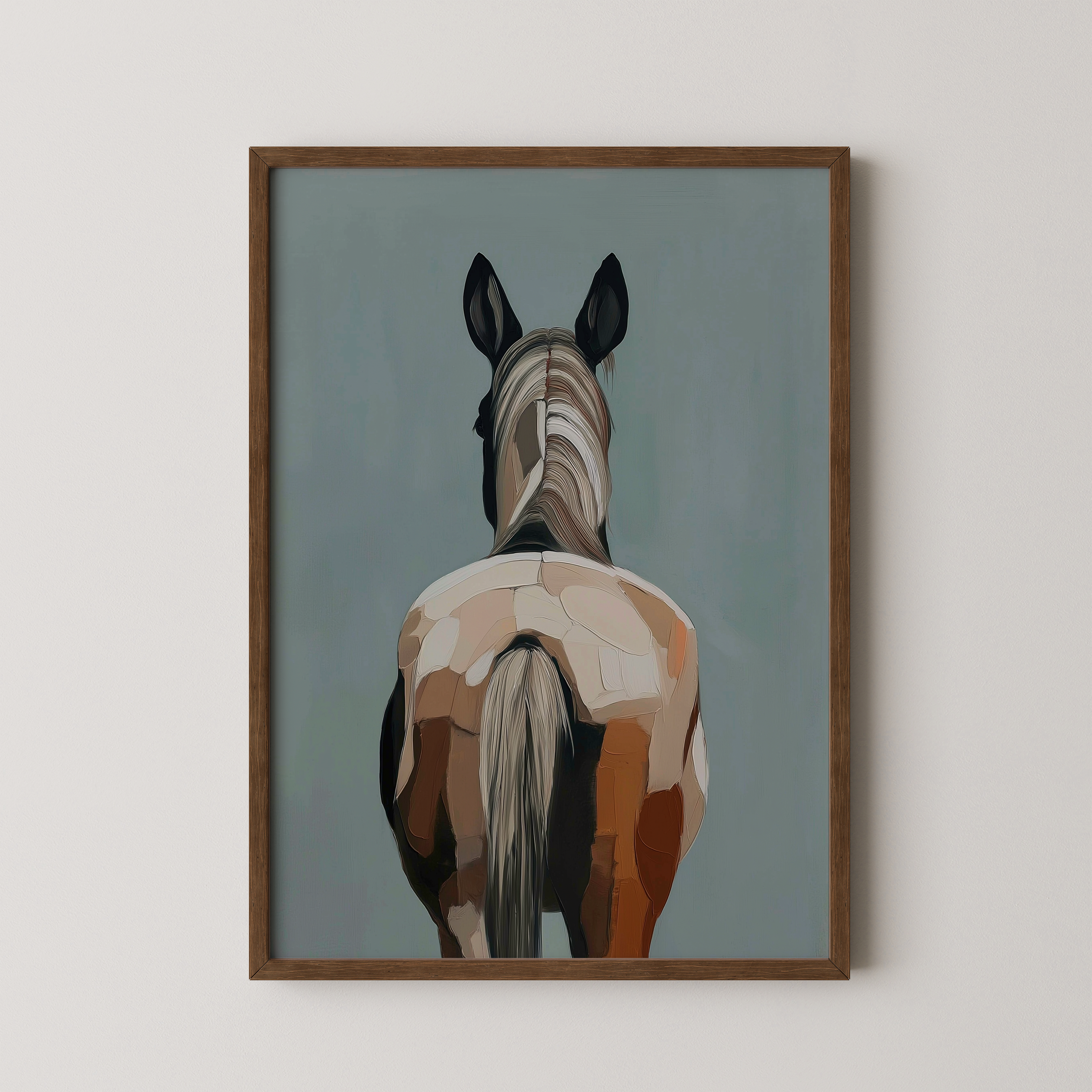 הדפס אמנותי מינימליסטי של סוס במבט אחורי בגווני אפור כחול וחום, תלוי על קיר בסלון מודרני ובהיר