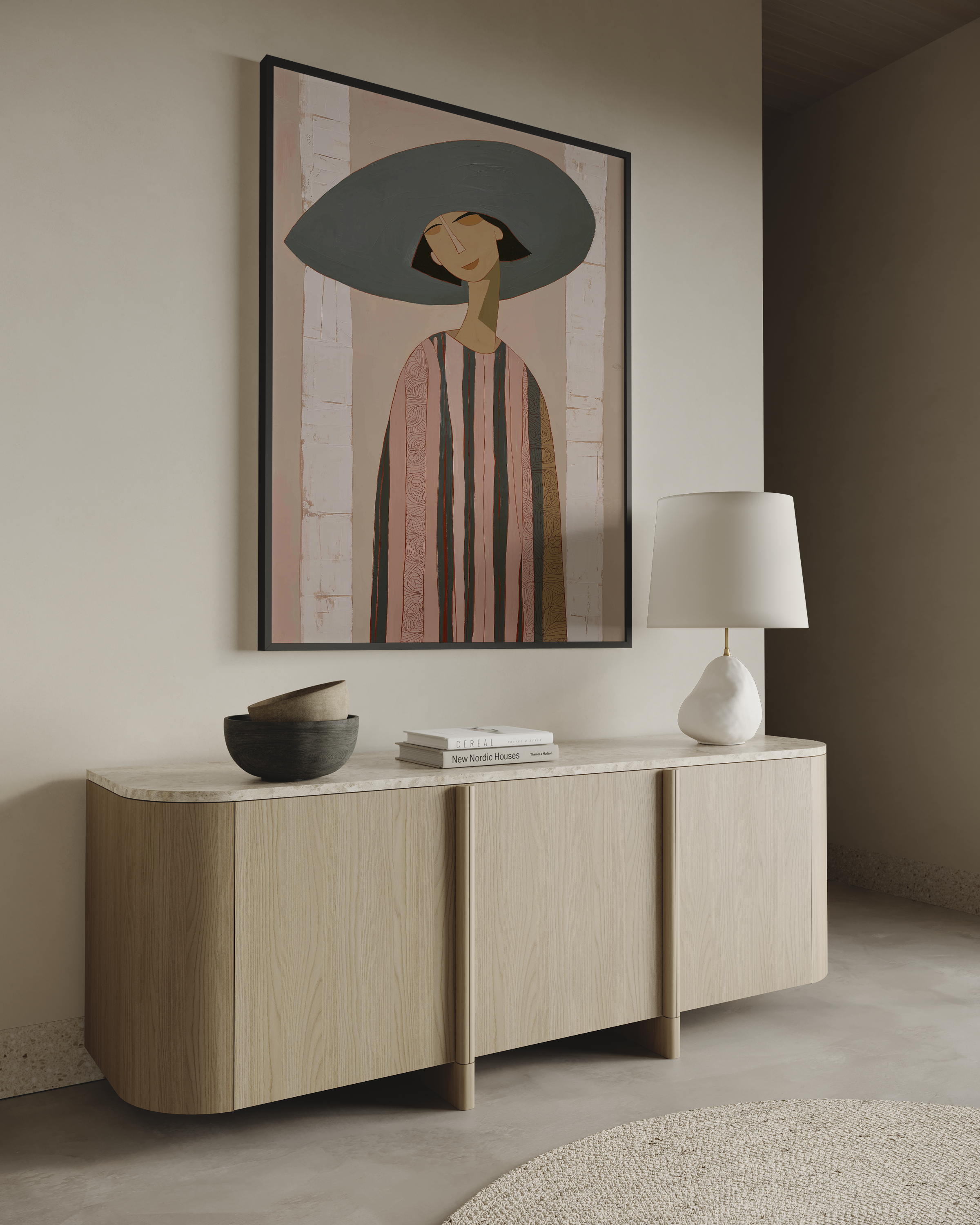 יצירת דמות אמנותית של אישה עם כובע רחב, בקווים רכים ובגוונים חמים, תלויה על קיר בהיר בסלון מעוצב