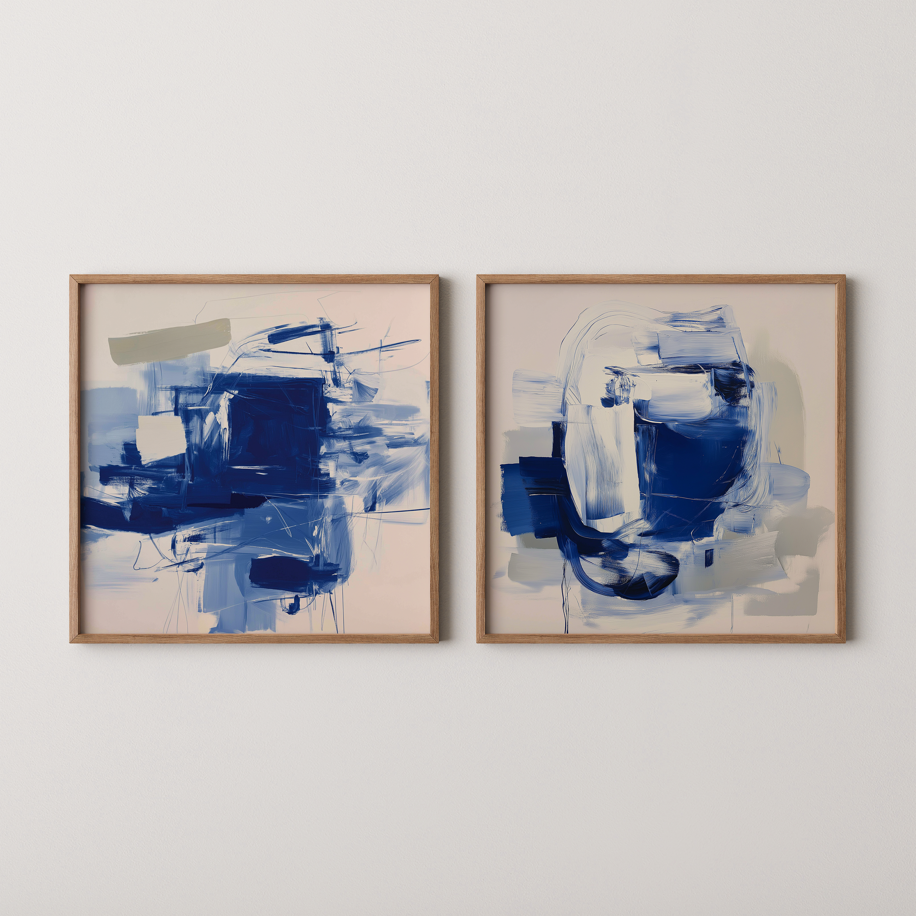 סט שתי יצירות אמנות ממוסגרות בגווני כחול עמוק, אפור ושמנת עם משיכות מכחול מופשטות בסגנון מודרני