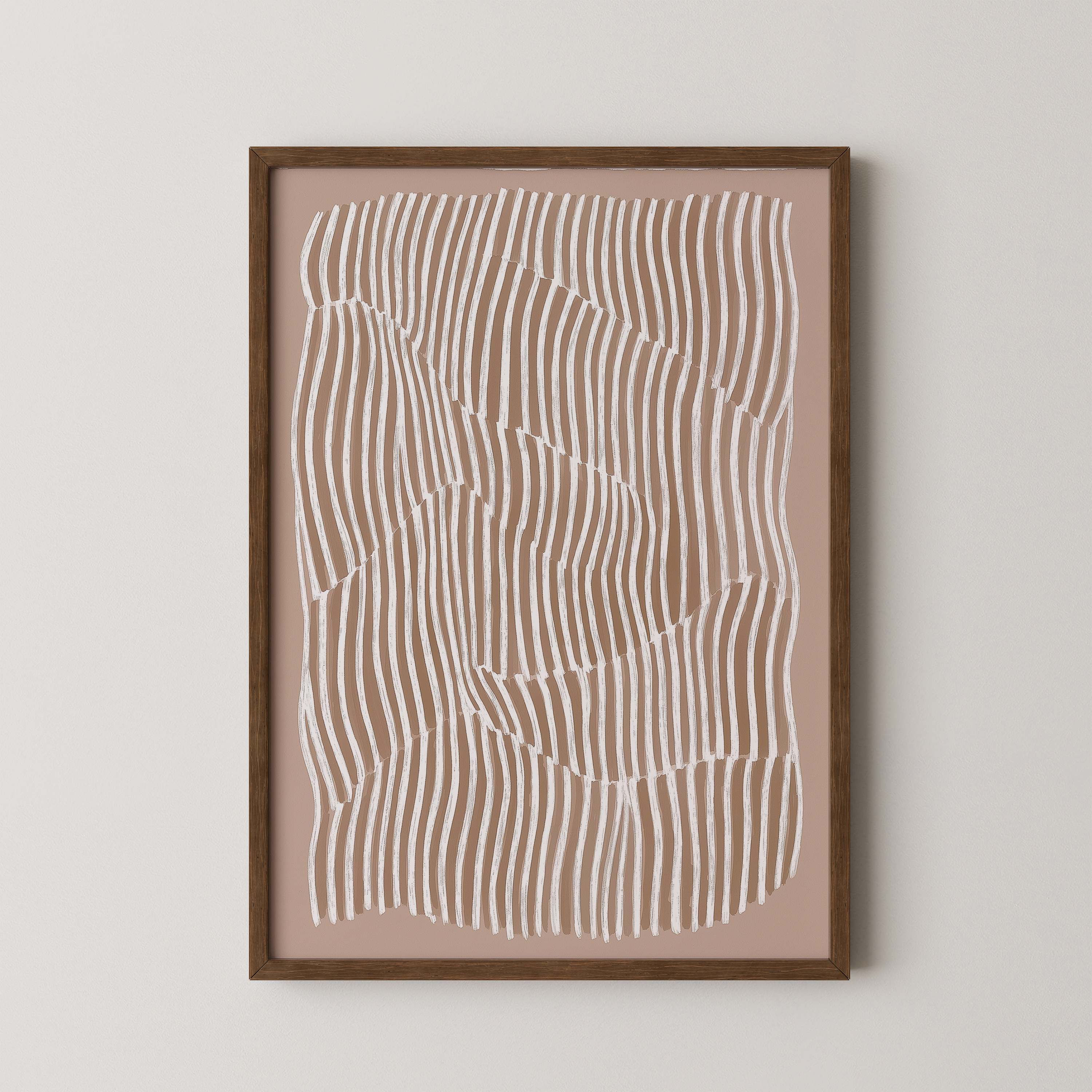 הדפס אמנותי מופשט בגוונים טבעיים עם קווים זורמים ושכבות עדינות, ממוסגר במסגרת עץ בסלון מינימליסטי