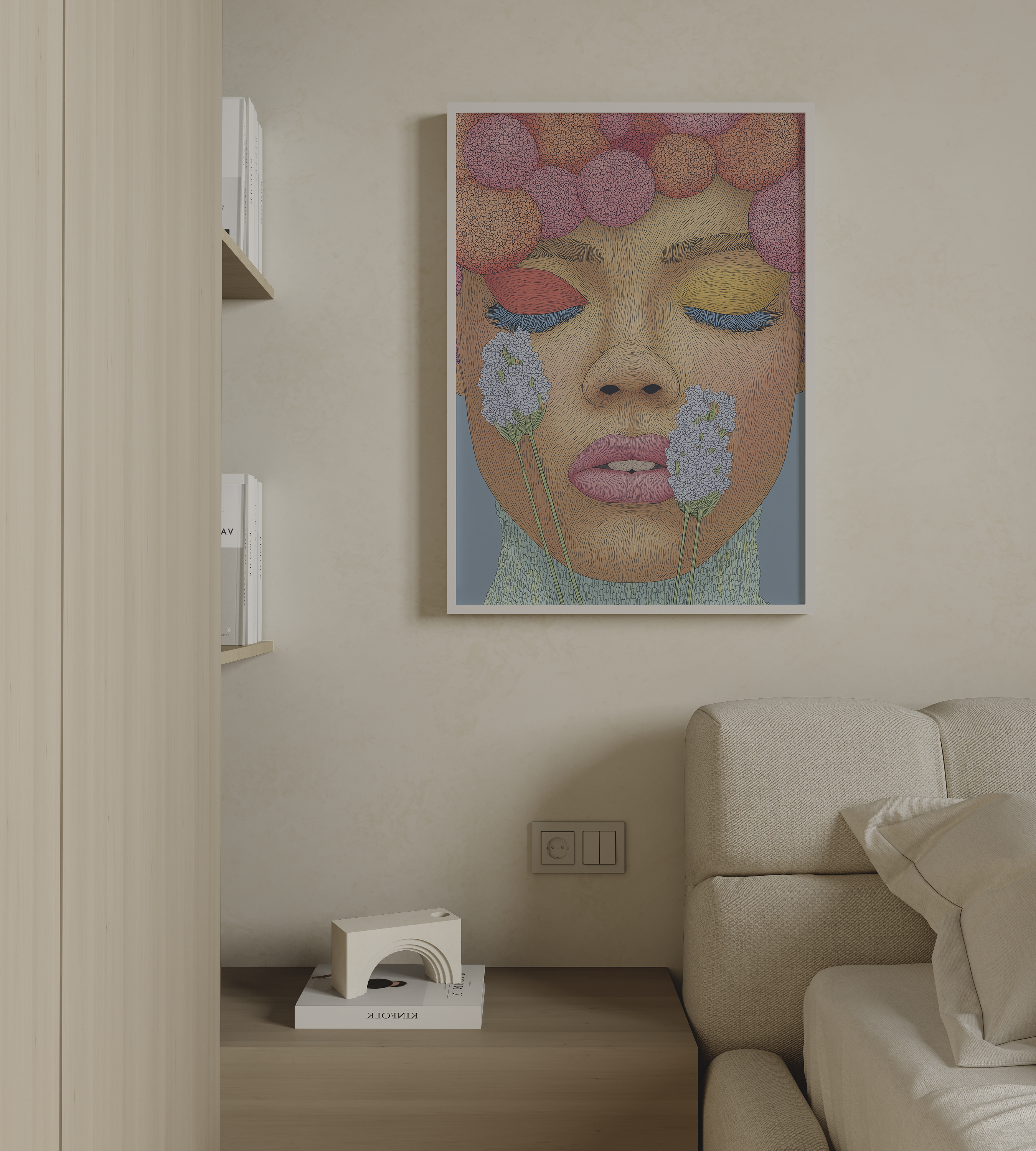 יצירה אמנותית של פני אישה בעיניים עצומות עם פרחים בגווני ורוד ואפרסק, ממוסגרת ותלויה בסלון בגוונים טבעיים