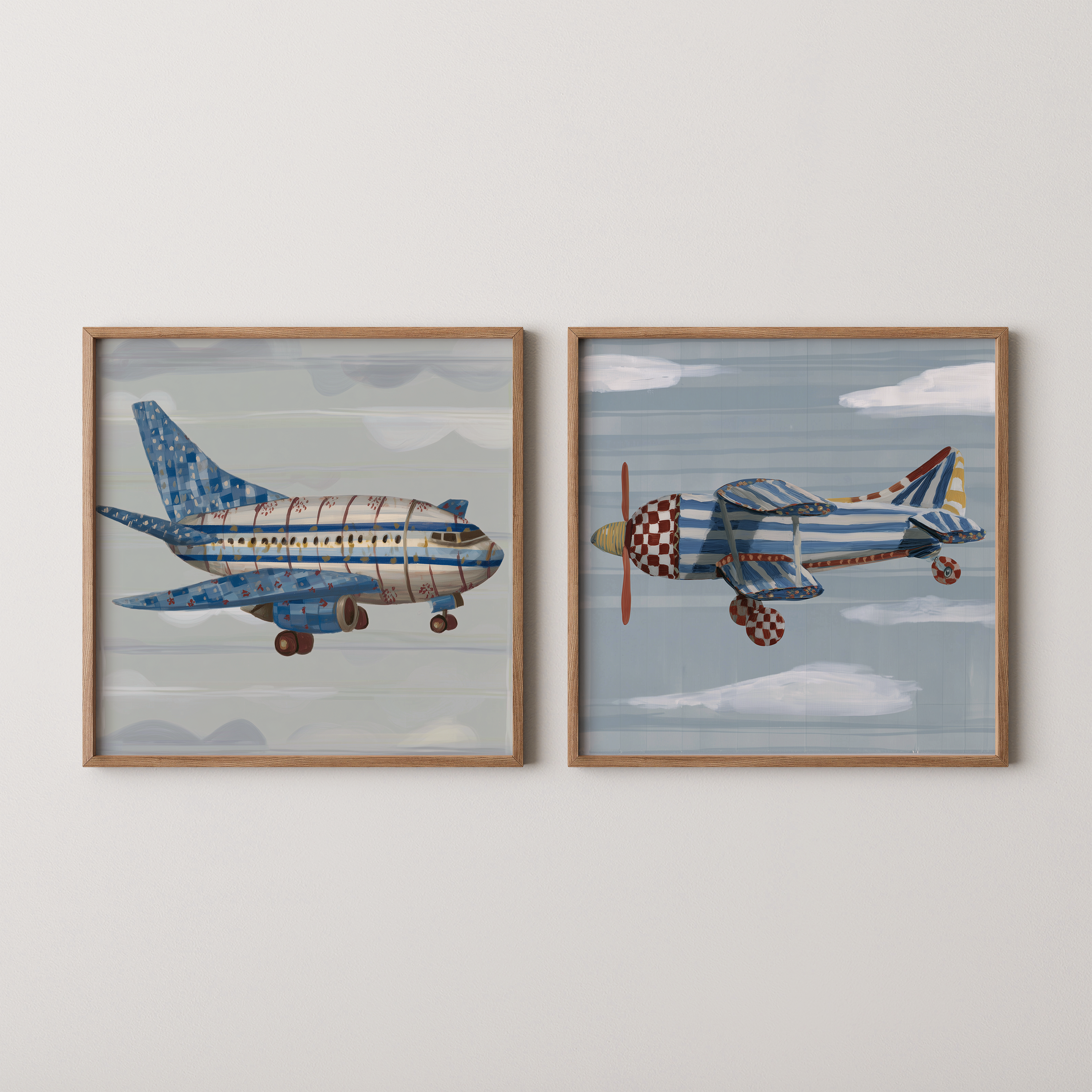 איורים של שני מטוסים – מטוס סילון ומטוס פרופלור – בצבעי כחול ואדום, ממוסגרים ומוצגים על קיר לבן.