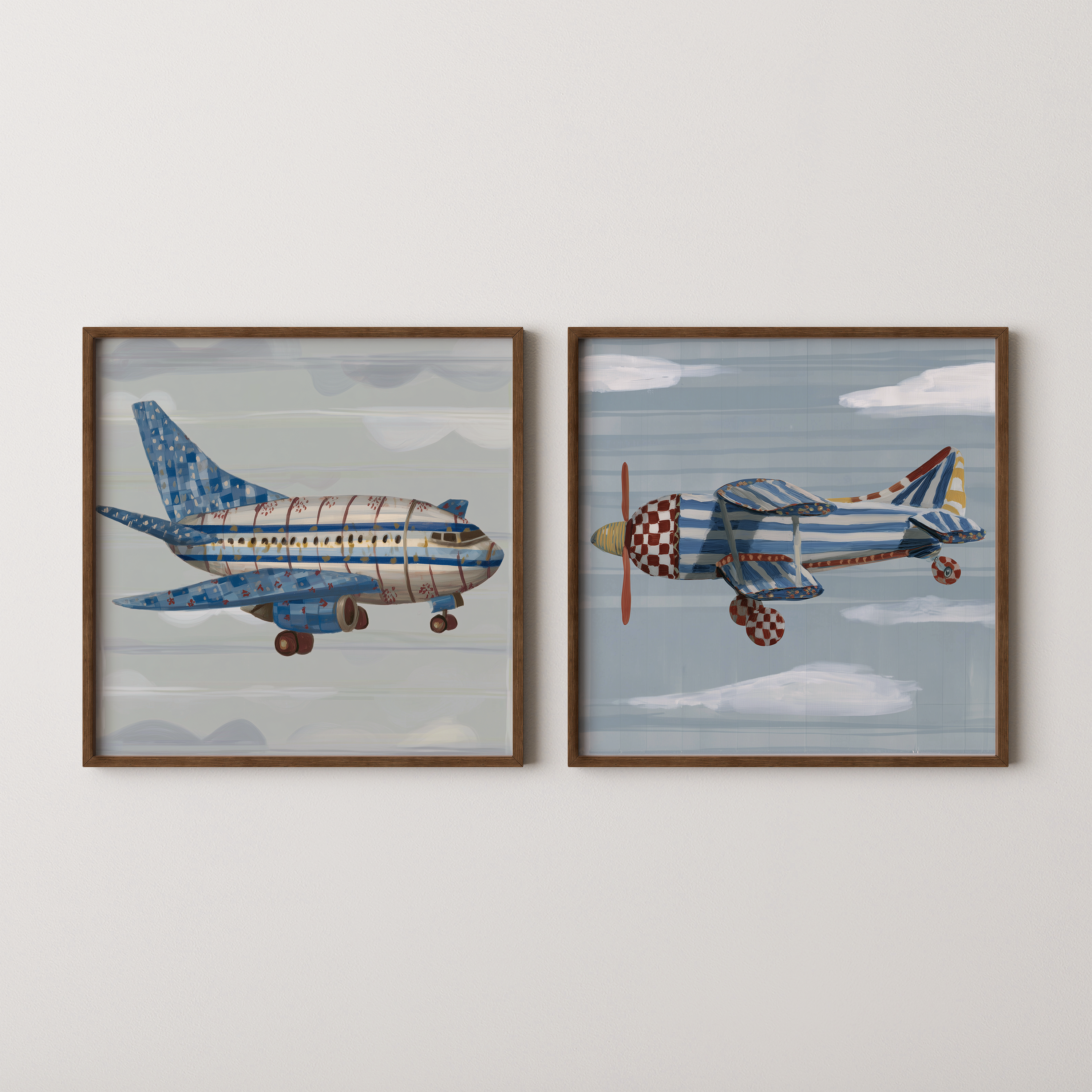 איורים של שני מטוסים – מטוס סילון ומטוס פרופלור – בצבעי כחול ואדום, ממוסגרים ומוצגים על קיר לבן.