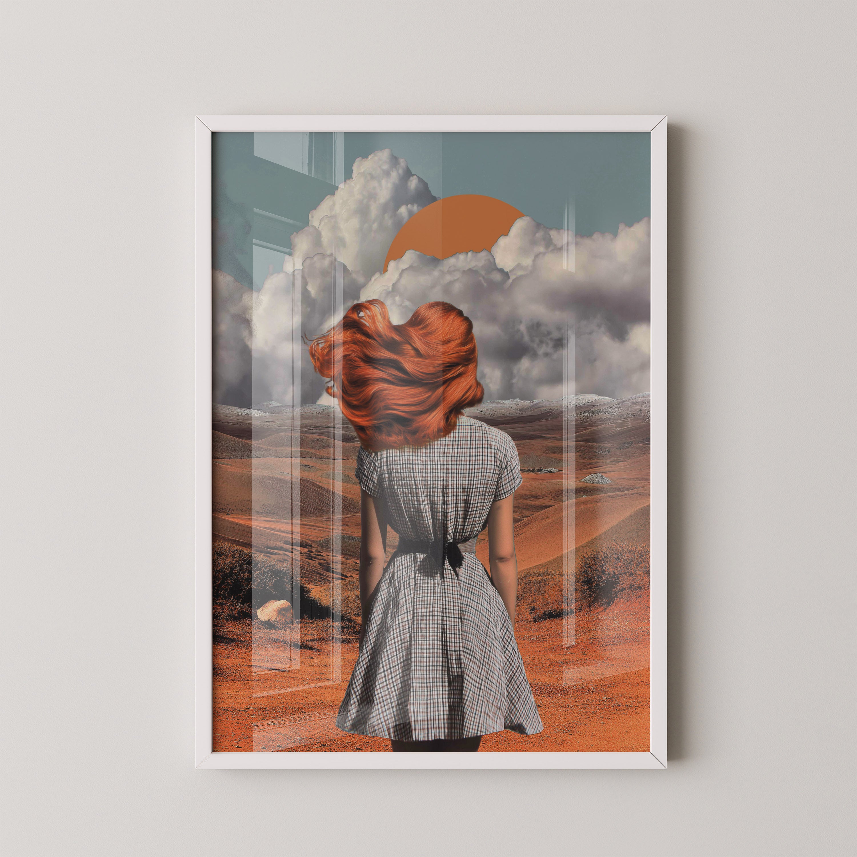 הדפס אמנות ELYS - אישה עם שיער אדום עומדת מול נוף מדברי ושמיים מעוננים, מאת דניאל ברלוט