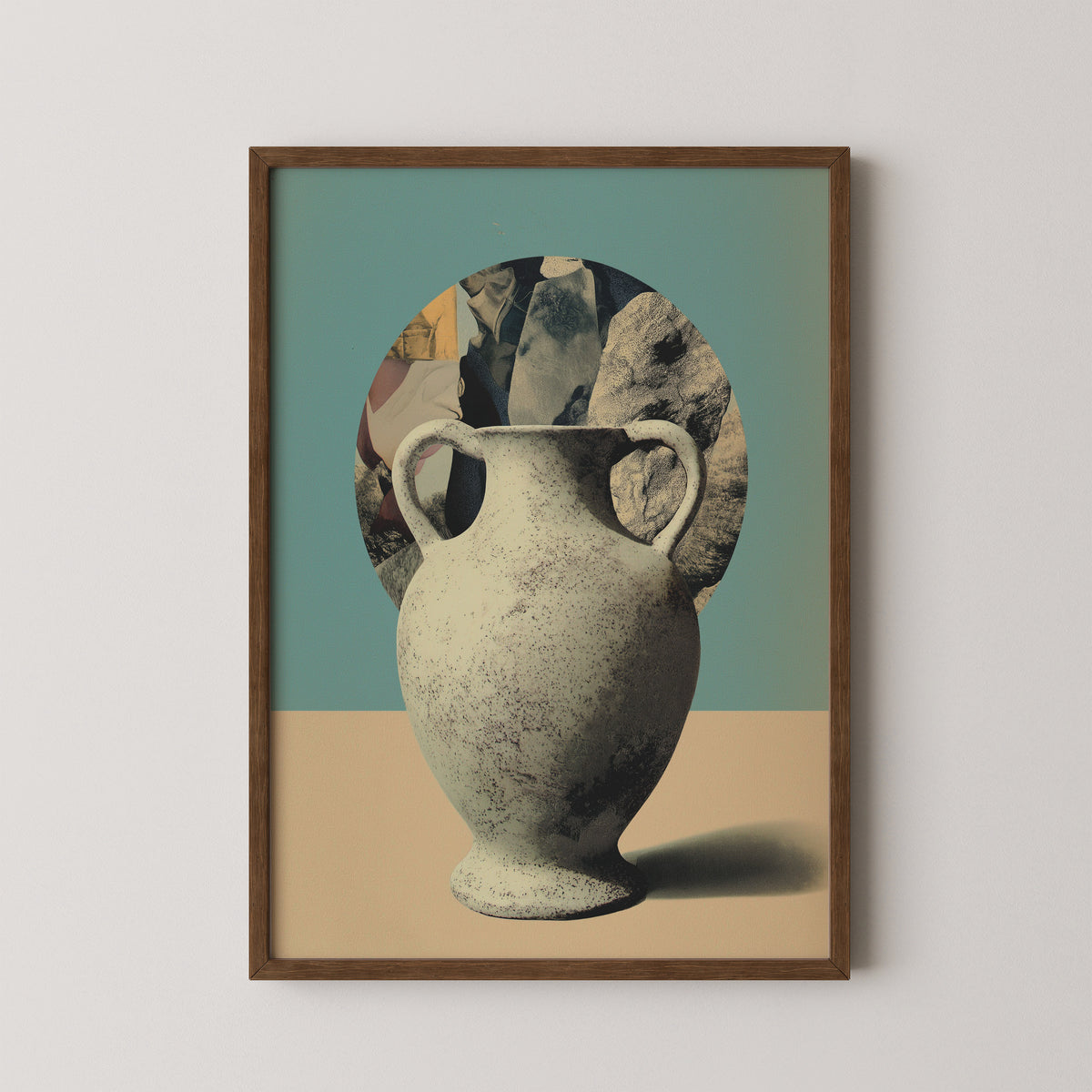 הדפס אמנותי של כד חרס בסגנון קולאז' על רקע טורקיז וחול, יצירה מאת דניאל ברלוט
