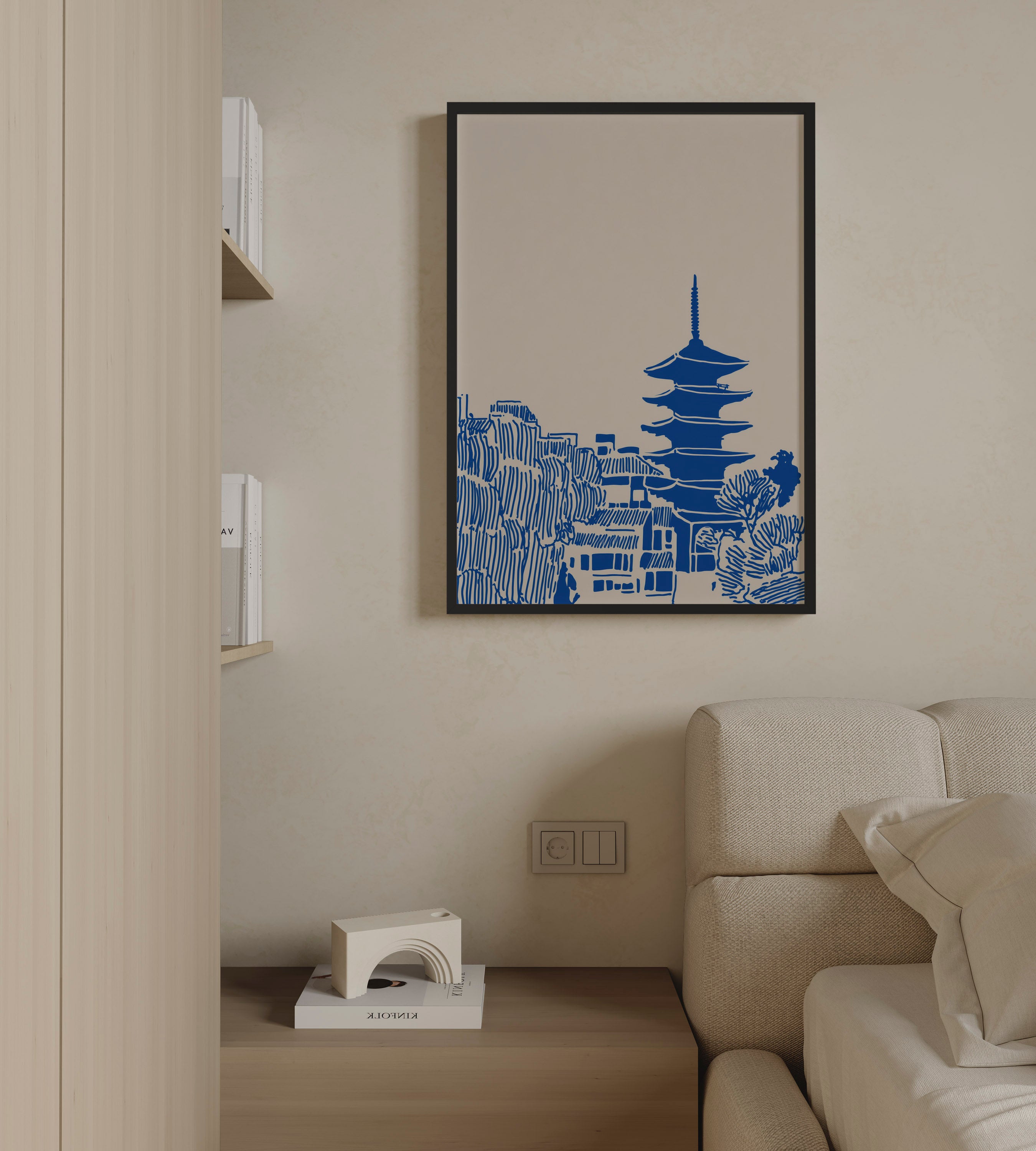 הדפס אמנותי KYOTO VIEW - סקיצה כחולה של מגדל פגודה יפני על רקע בז' במסגרת עץ