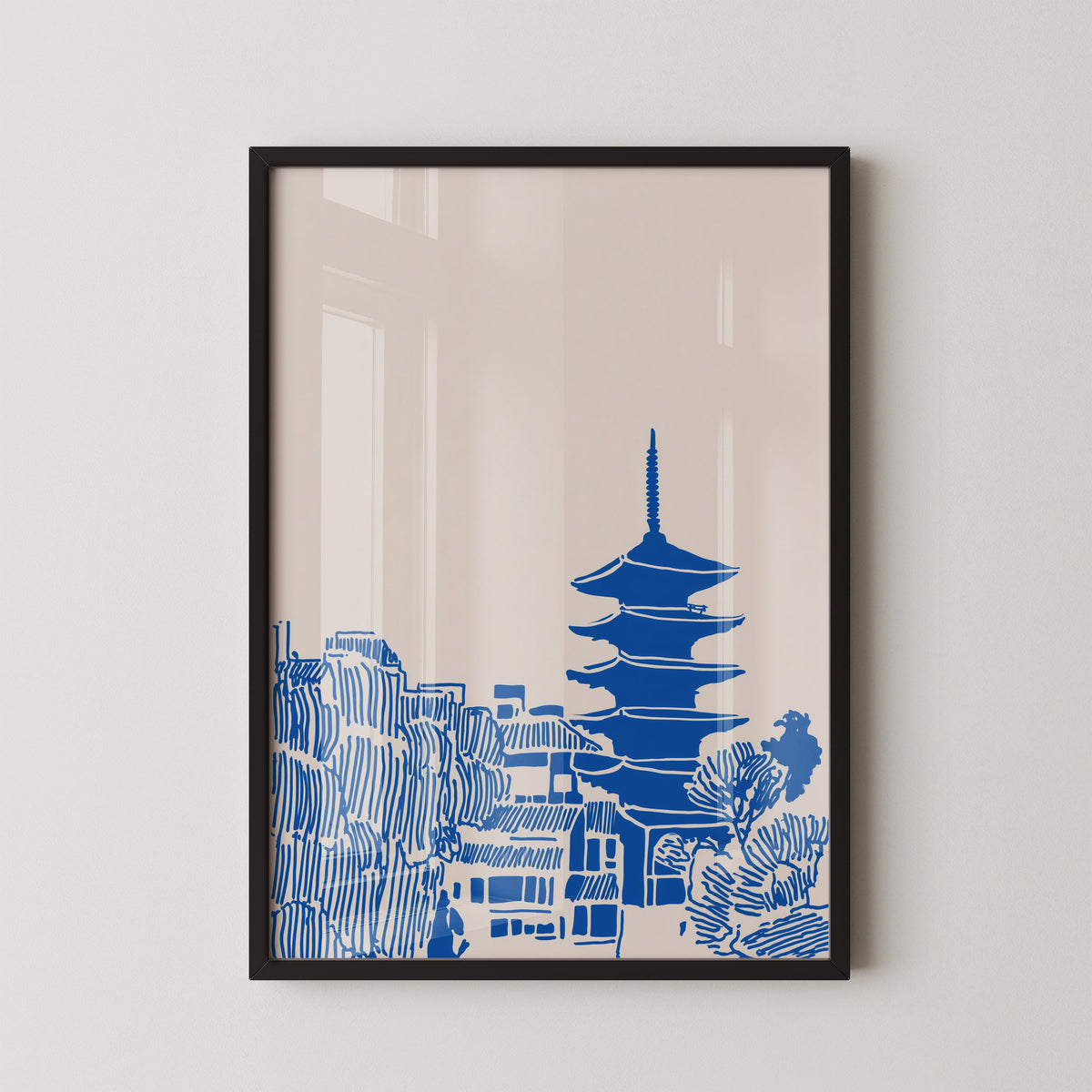 הדפס אמנותי KYOTO VIEW - סקיצה כחולה של מגדל פגודה יפני על רקע בז' במסגרת עץ