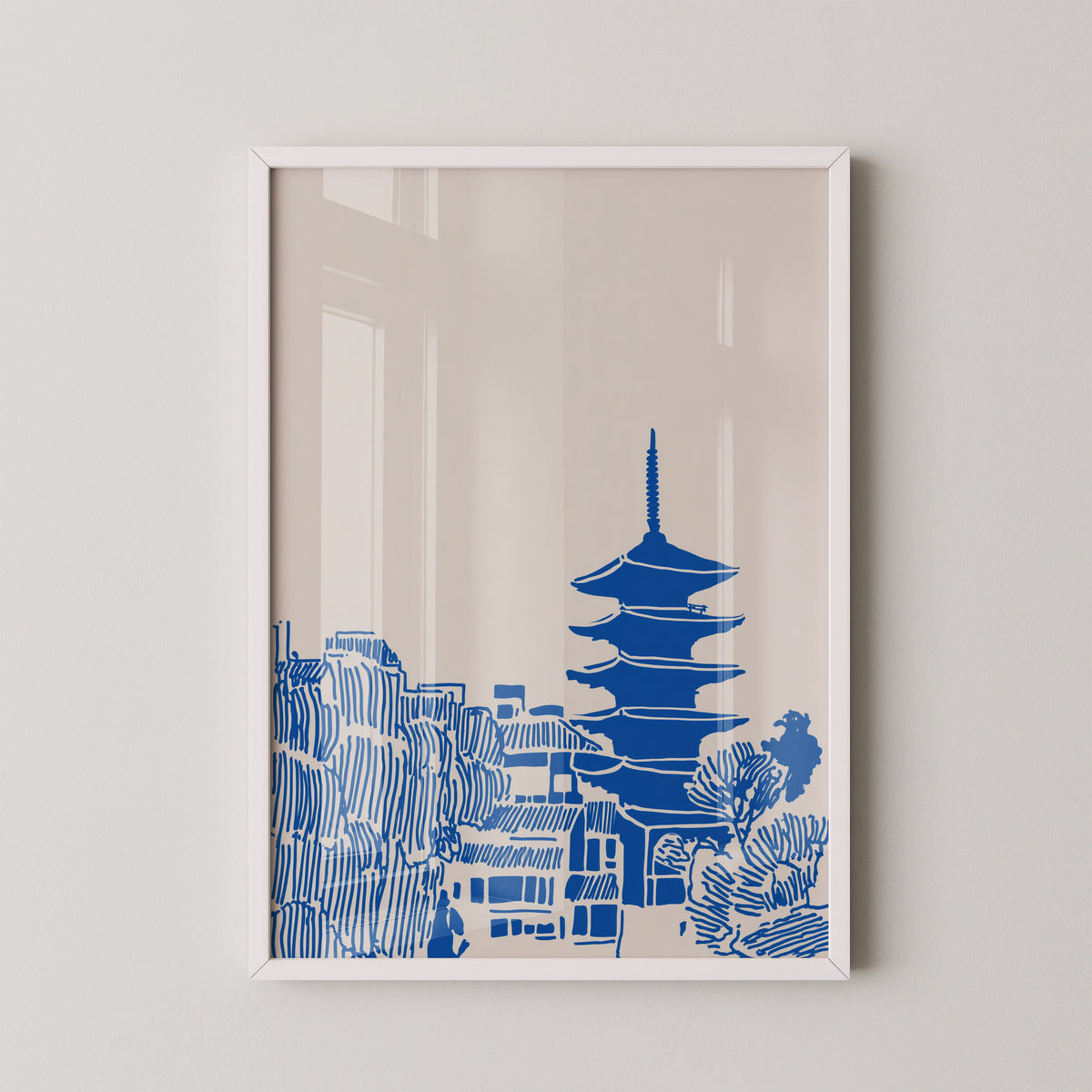 הדפס אמנותי KYOTO VIEW - סקיצה כחולה של מגדל פגודה יפני על רקע בז' במסגרת עץ
